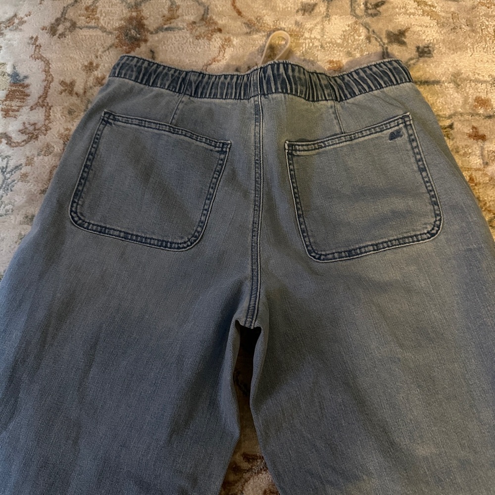AE Dreamy Drape Low-Rise Ultra Wide-Leg Pull-On Jean - Picture 4 of 10